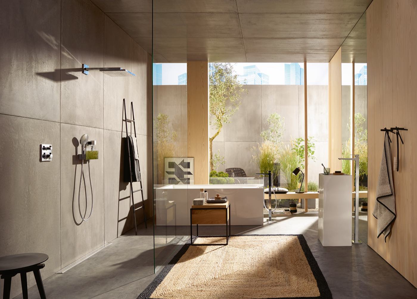 Modernes Badezimmer mit bodengleicher Dusche und freistehender Wanne