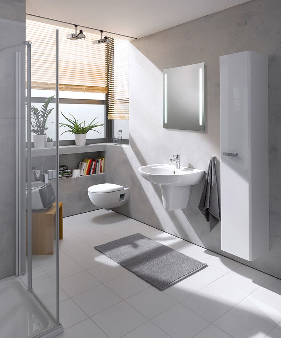 Modernisiertes Bad mit bodengleicher Dusche und Wand-WC